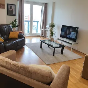 Apartment Luxurious Flat Overlooking Canay Wharf, London