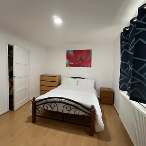 Homestay Monk Drive House, London